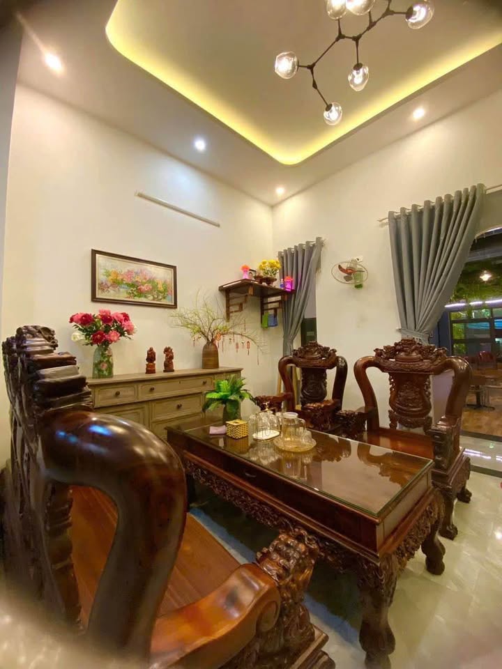 Nhà phố Đường tránh ĐĂK BLÀ, 160m² giá 2.4 tỷ - Kinh doanh thuận lợi!