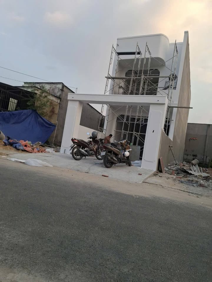 Nhà phố Phường Thới Hòa Bến Cát 100m² giá 2.3 tỷ - Sẵn sàng bàn giao trước Tết!