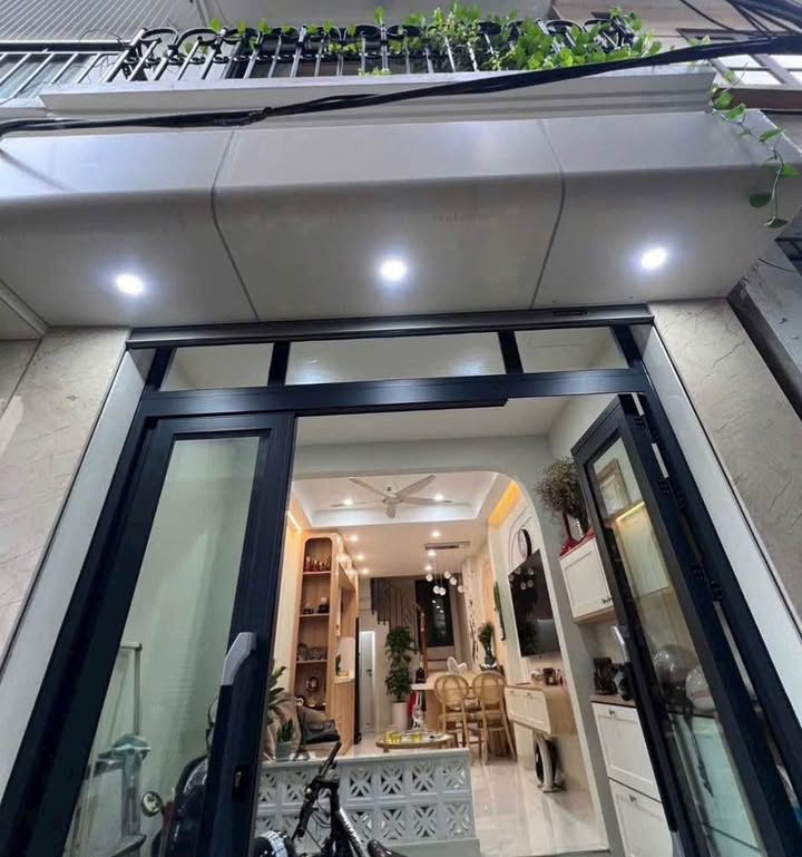 Nhà phố Lạc Long Quân 30m² giá 11.55 tỷ - Thiết kế hoàn hảo, sẵn sàng vào ở!