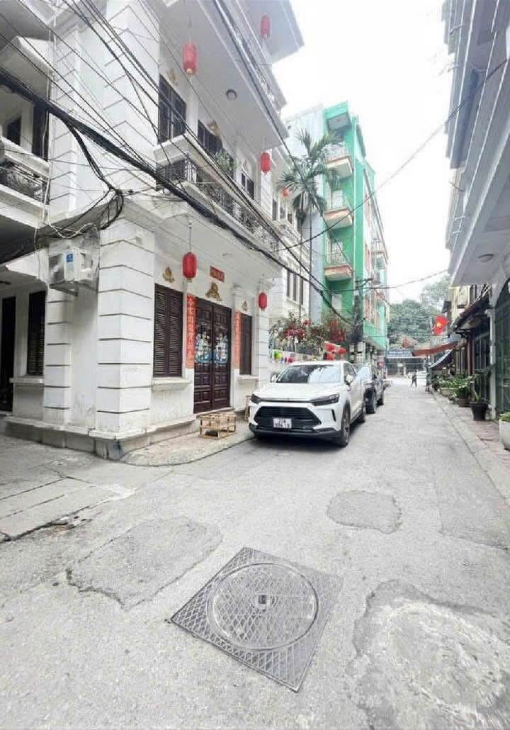 Nhà phân lô quân đội Hoàng Quốc Việt 50m² giá 14 tỷ - Vị trí đắc địa, ô tô vào tận nơi!