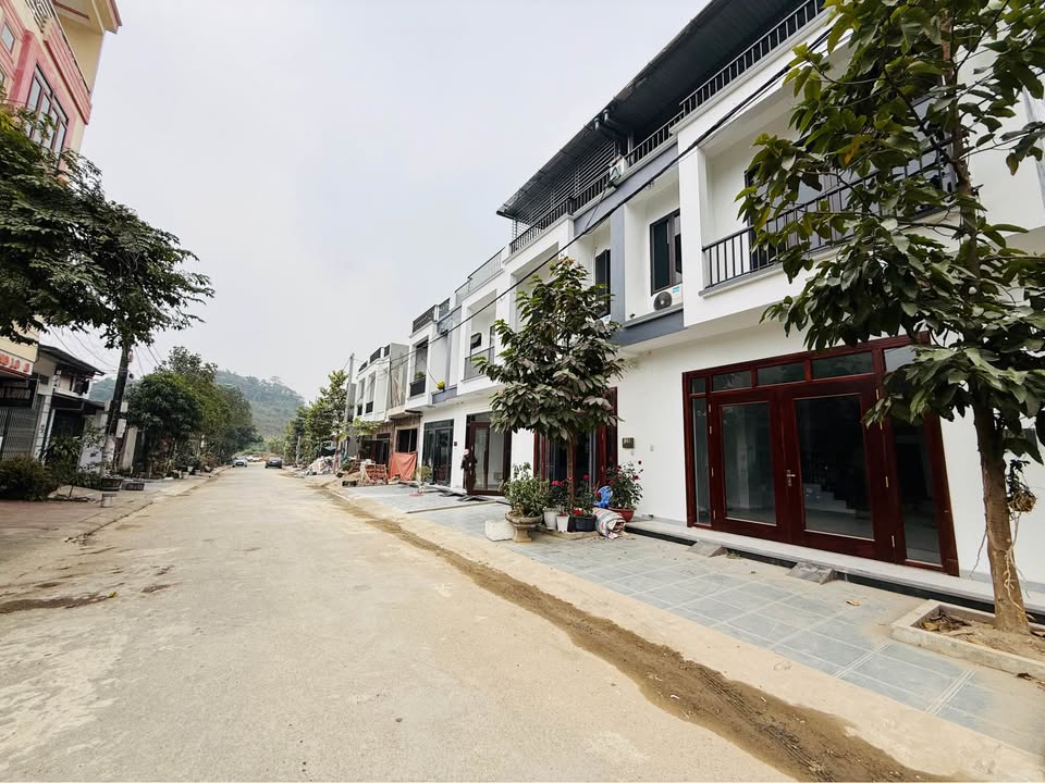 Nhà 2 tầng 1 tum đường Doãn Kế Thiện, Lào Cai 100m² giá 2.8 tỷ - Gần cửa khẩu Kim Thành!