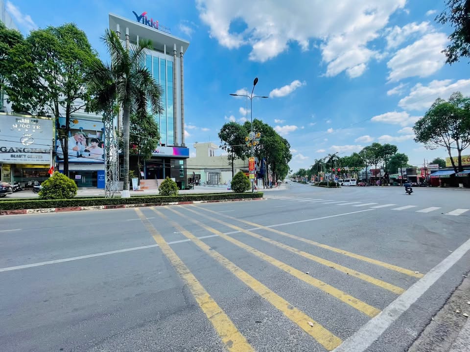 Bán Nhà Mặt Tiền Đường Hùng Vương, Đồng Xoài 118m² giá 10 tỷ - Đầu tư sinh lời ngay!