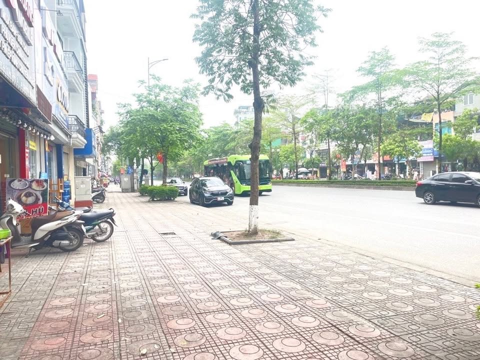 Mặt phố Ngô Gia Tự, Long Biên 50m² giá 18 tỷ - Kinh doanh sầm uất!