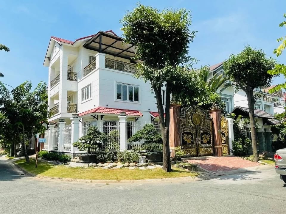 Biệt thự đơn lập góc 2 mặt tiền Nam Phú Villas Quận 7 264m² - View công viên sông tuyệt đẹp!