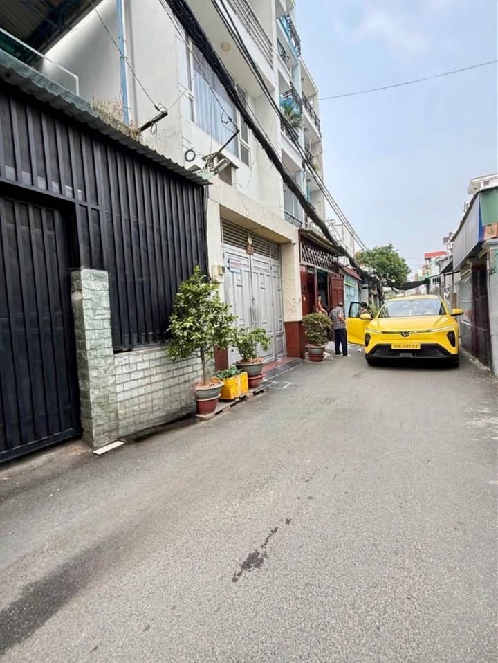 Nhà Hóc Môn 64m² giá 6.3 tỷ - Hẻm xe hơi, sẵn sàng vào ở!