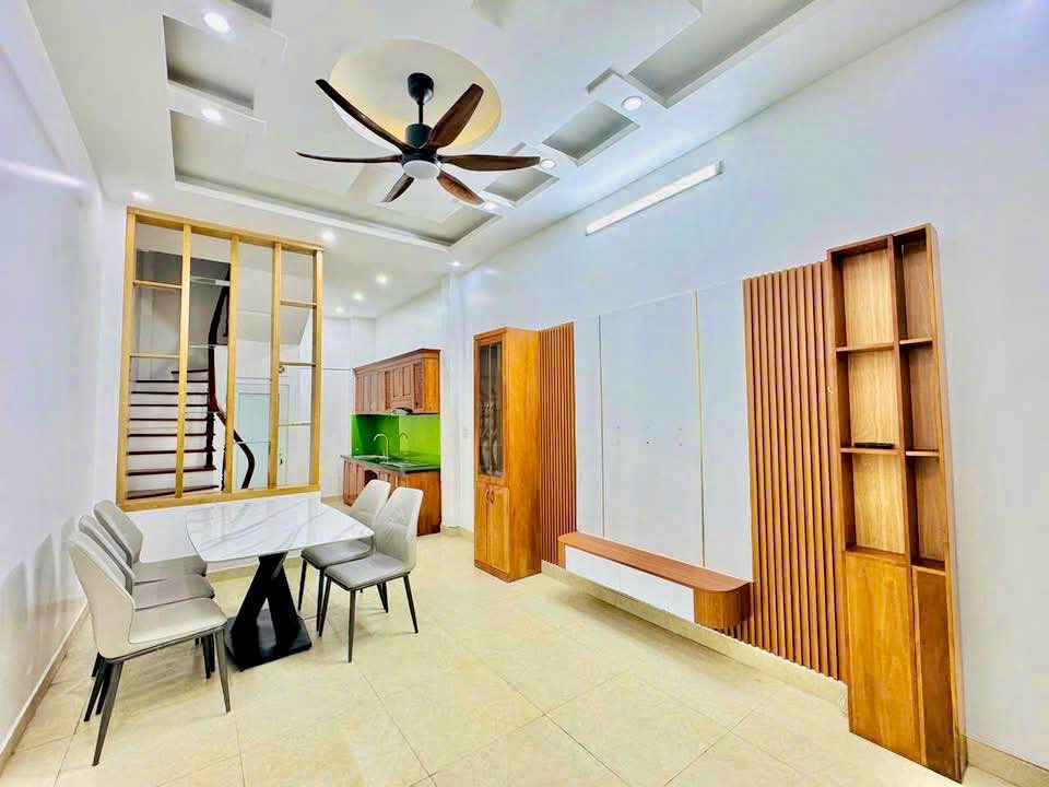 Nhà phố Cầu Giấy 35m² giá 11 tỷ - Sổ đỏ chính chủ, ở ngay!