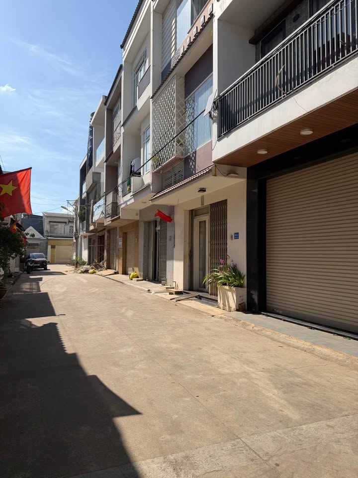 Nhà đẹp hẻm 102 Nguyễn Tất Thành, 100m² giá 4.5 tỷ - Tiện nghi, yên tĩnh!
