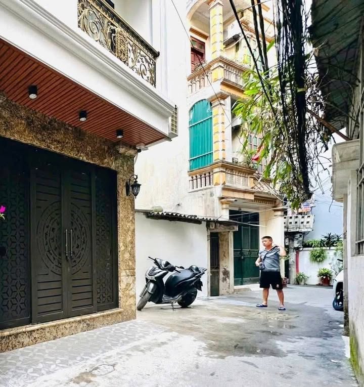 Nhà Định Công 30m² giá 9.85 tỷ - Ô tô đỗ cửa, mặt ngõ thông!