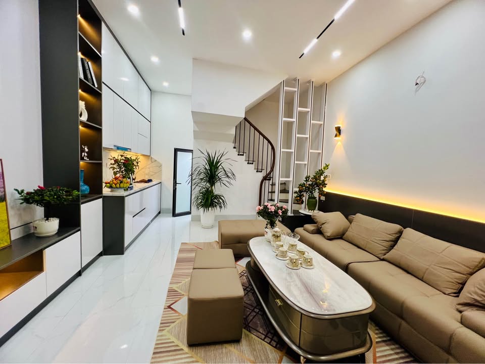 Nhà phố Tân Mai 30m² giá 9 tỷ - Ô tô đỗ cửa, gần hồ Đền Lừ!