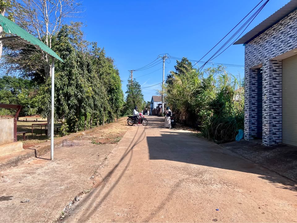 Đất thổ cư xã Cư ÊBur 100m² giá 1.59 tỷ - Đối diện sân bóng!