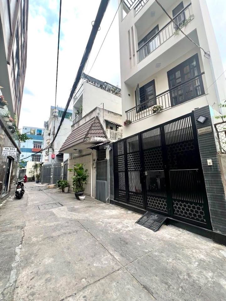 Nhà phố Trường Sa, Phú Nhuận 85.5m² giá 11.8 tỷ - Nhà 2 tầng 5 phòng ngủ rộng rãi!