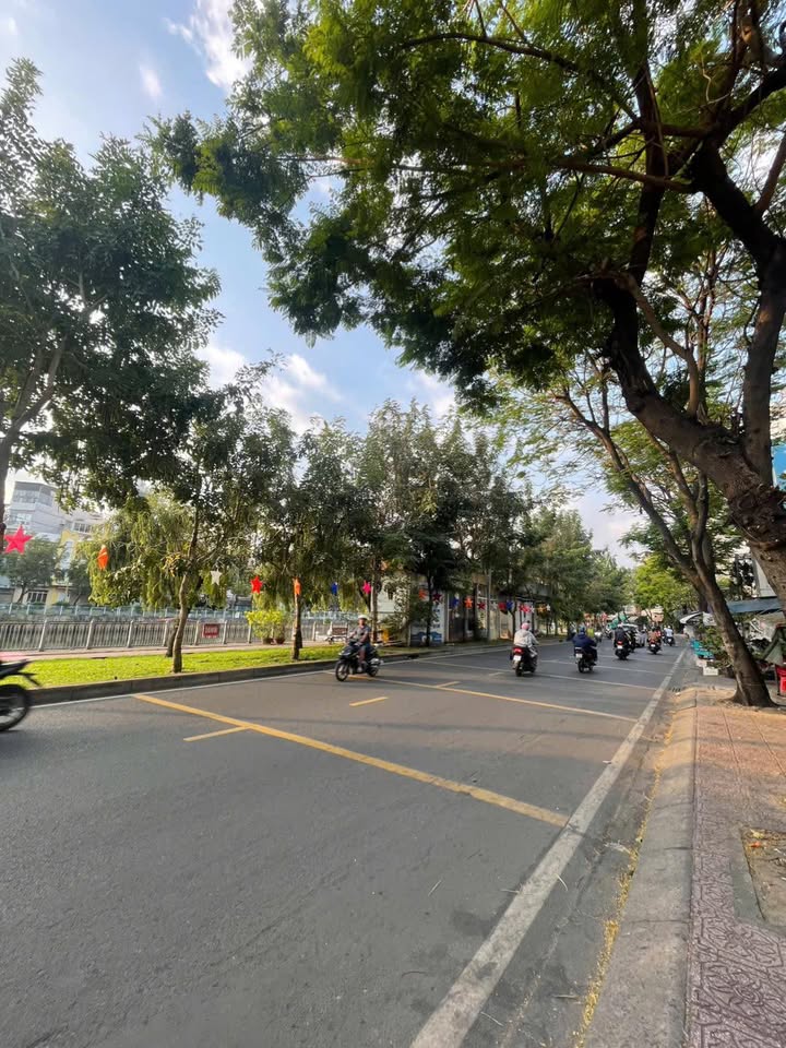 Nhà 6 tầng đường Trường Sa, Phú Nhuận, 93m² giá 11 tỷ - Pháp lý rõ ràng