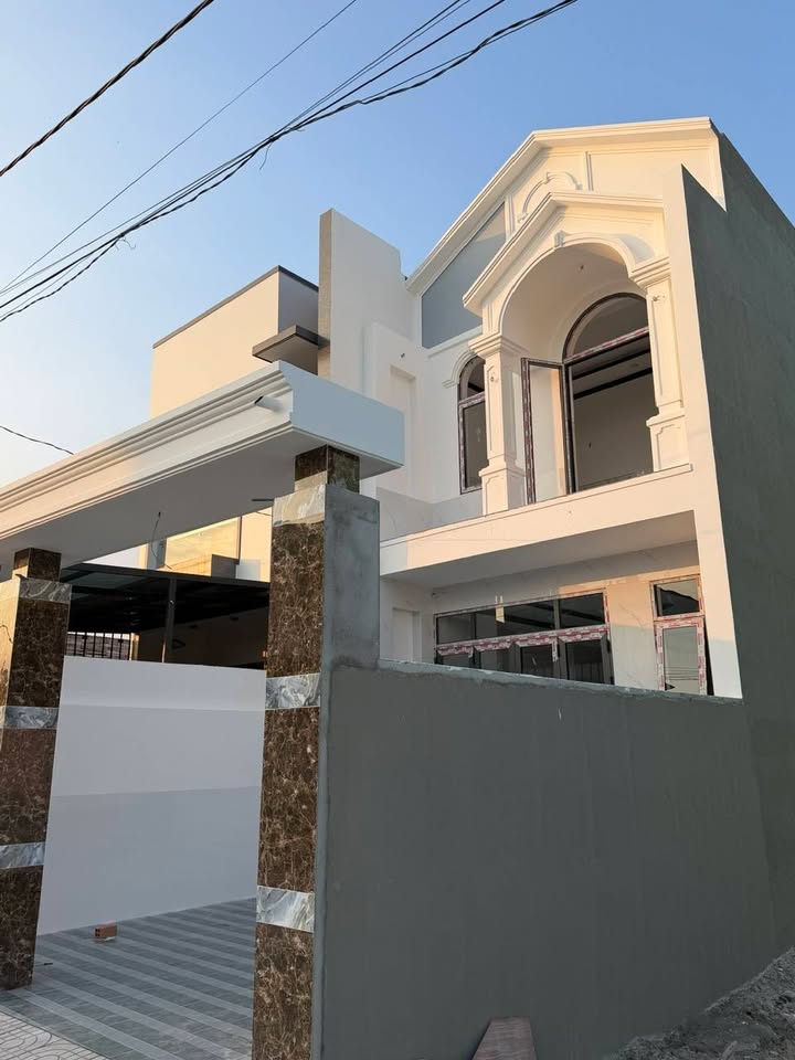 Nhà đẹp 100m² Hẻm Trần Chánh Chiếu, Long Toàn - Thiết kế hiện đại, giá 2.8 tỷ!