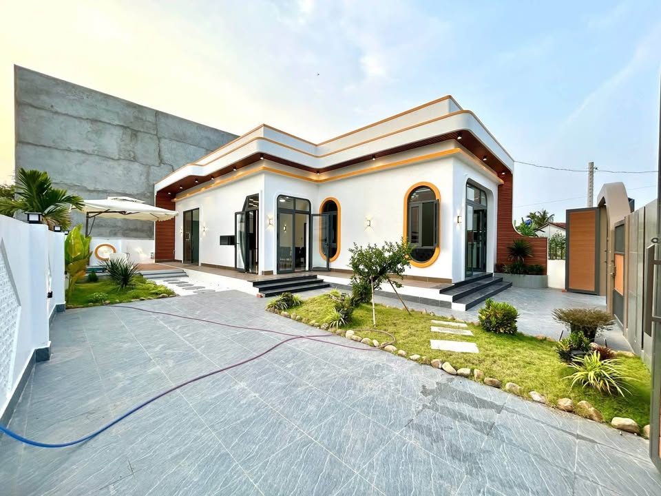 Villa sân vườn Long Trạch 234m² giá 3.86 tỷ - Hồ bơi riêng thoáng mát!