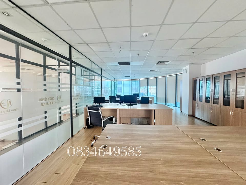 Văn phòng cho thuê Building Trung Kính 300m² giá 115.8 triệu - Nội thất đầy đủ, sẵn sàng làm việc!