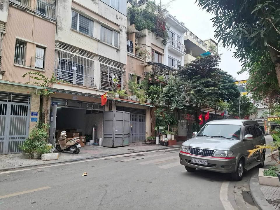 Nhà liền kề KĐT Văn Phú Hà Đông 90m² giá 21.8 tỷ - Vị trí kinh doanh đắc địa!