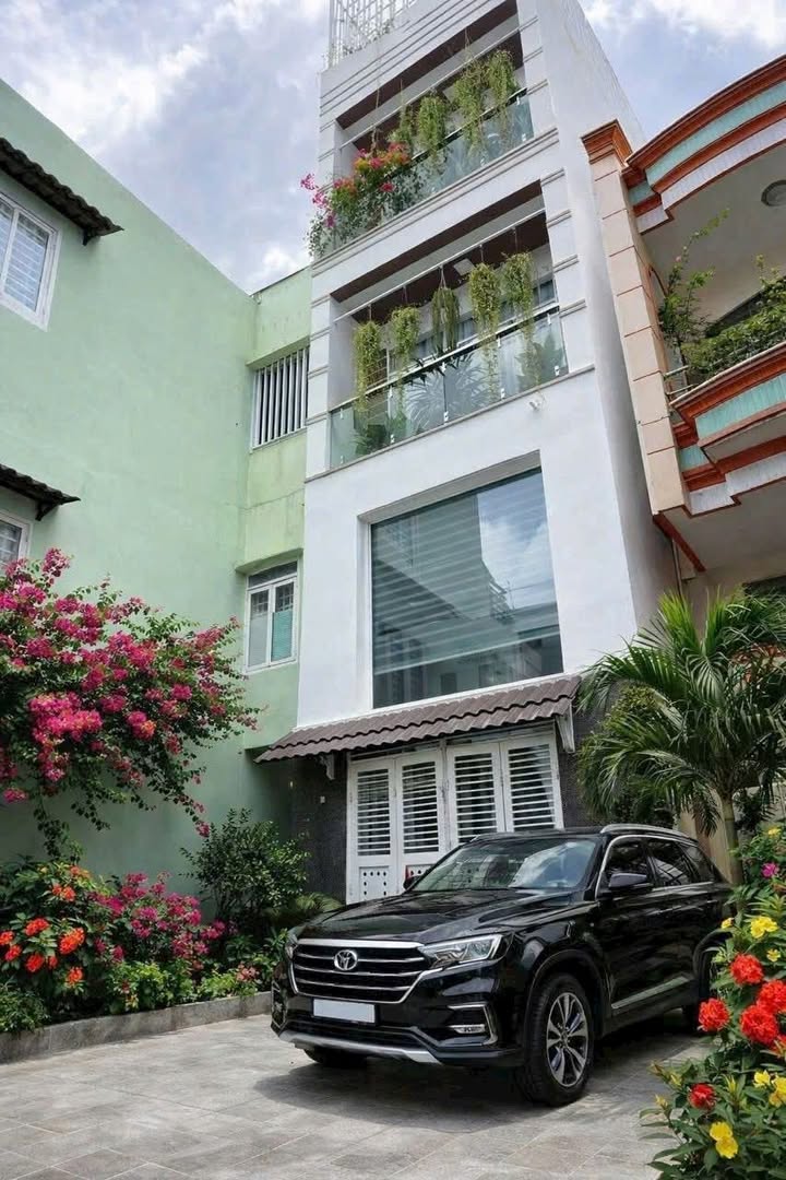 Nhà phố Đường Hồ Bán Kiện Quận 10 40m² giá thỏa thuận - Sát mặt tiền hồ!