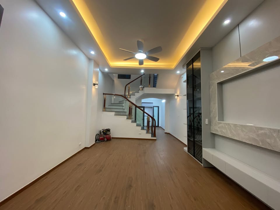Nhà riêng tại Vĩnh Hưng 50m² giá 10 tỷ - Thiết kế hiện đại, sẵn sàng ở ngay!