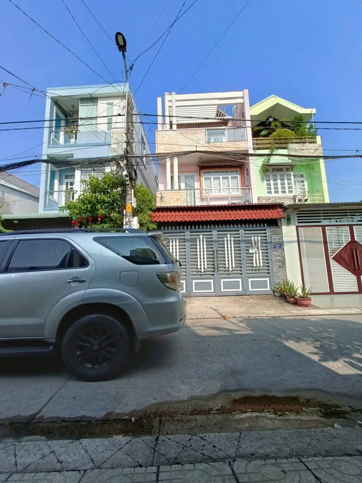 Nhà phố Bà Điểm Hóc Môn 100m² giá 7.9 tỷ - Sổ hồng chính chủ, tặng nội thất!