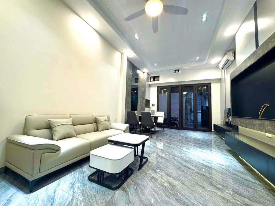 Nhà phố Long Biên 47m² giá 10 tỷ - Thiết kế hiện đại, thoáng mát!