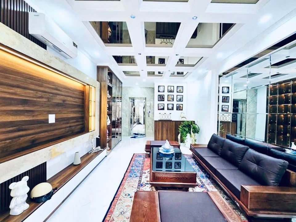 Nhà 6 tầng Lạc Long Quân, Tây Hồ 43m² giá 11 tỷ - Cách Hồ Tây chỉ 100m!