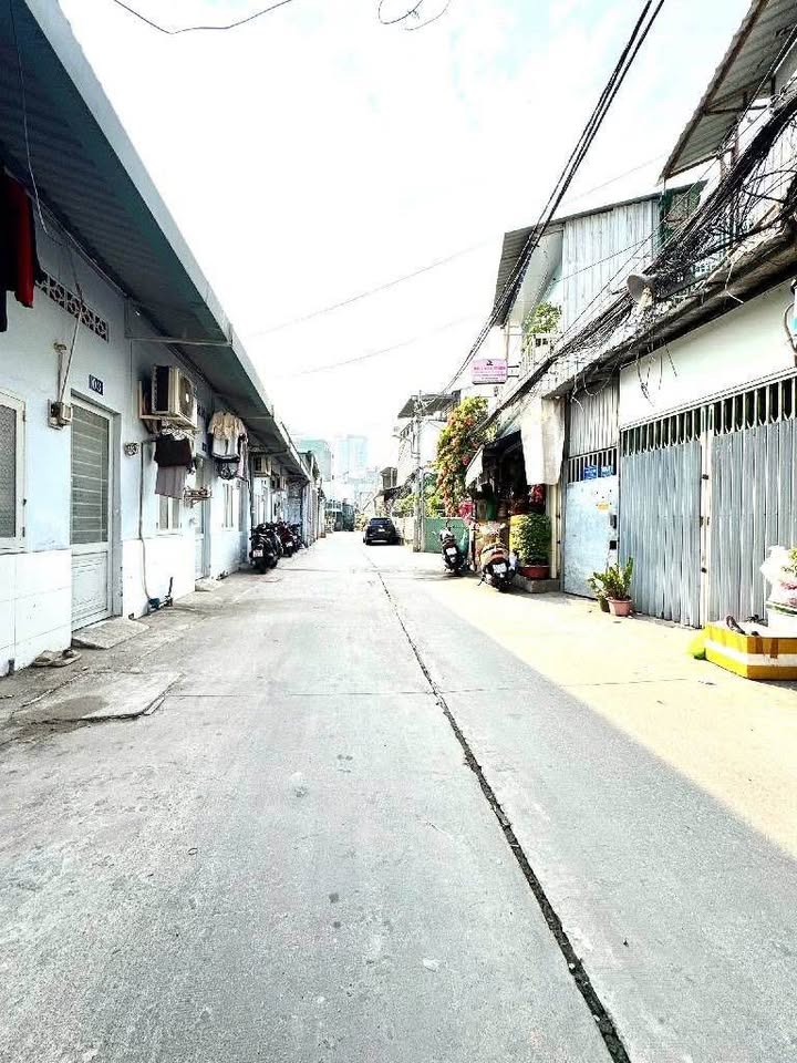 Nhà mặt tiền hẻm xe tải tránh nhau tại Quận 7, 90m² chỉ 8.5 tỷ - Tiện xây dựng mới!