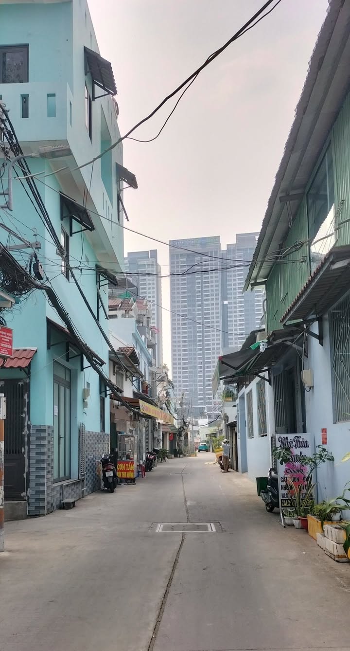 Nhà phố mặt tiền hẻm 803 Huỳnh Tấn Phát, 90m² giá 8 tỷ - Sẵn sàng vào ở!