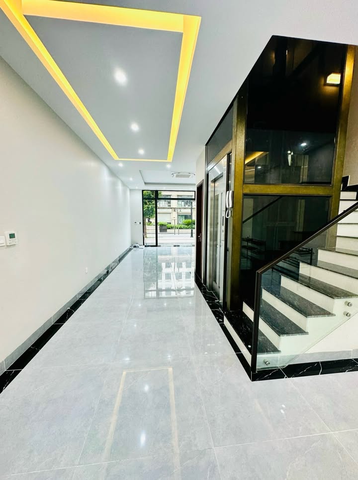 Nhà phố Thạch Bàn Long Biên 58,5m² giá 9 tỷ - Nhà mới tinh, thang máy hiện đại!