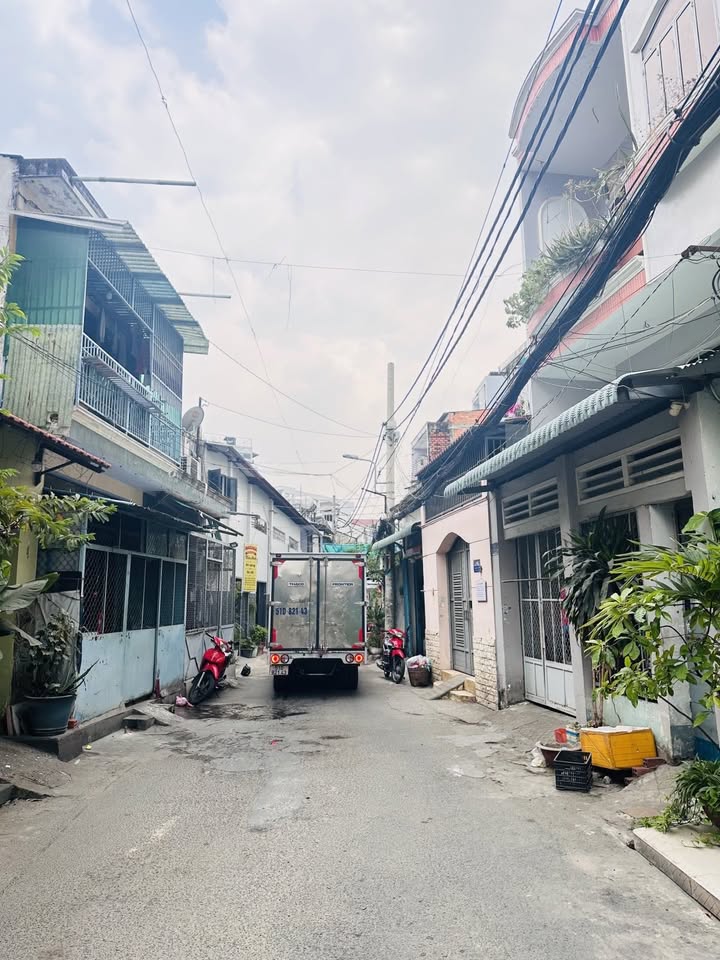 Nhà 4 tầng 6PN Phú Trung 82m² giá 14.5 tỷ - Sân rộng thênh thang!