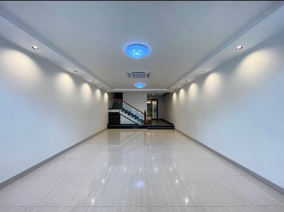 Nhà mặt đường Đằng Hải 143m² giá 12 tỷ - Thang máy, nội thất cao cấp!