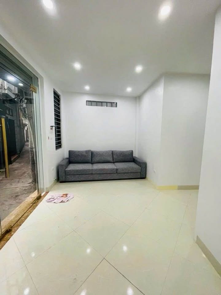 Nhà phố Trần Khát Chân 40m² giá 9.5 tỷ - Thiết kế hiện đại, thang máy tiện lợi!
