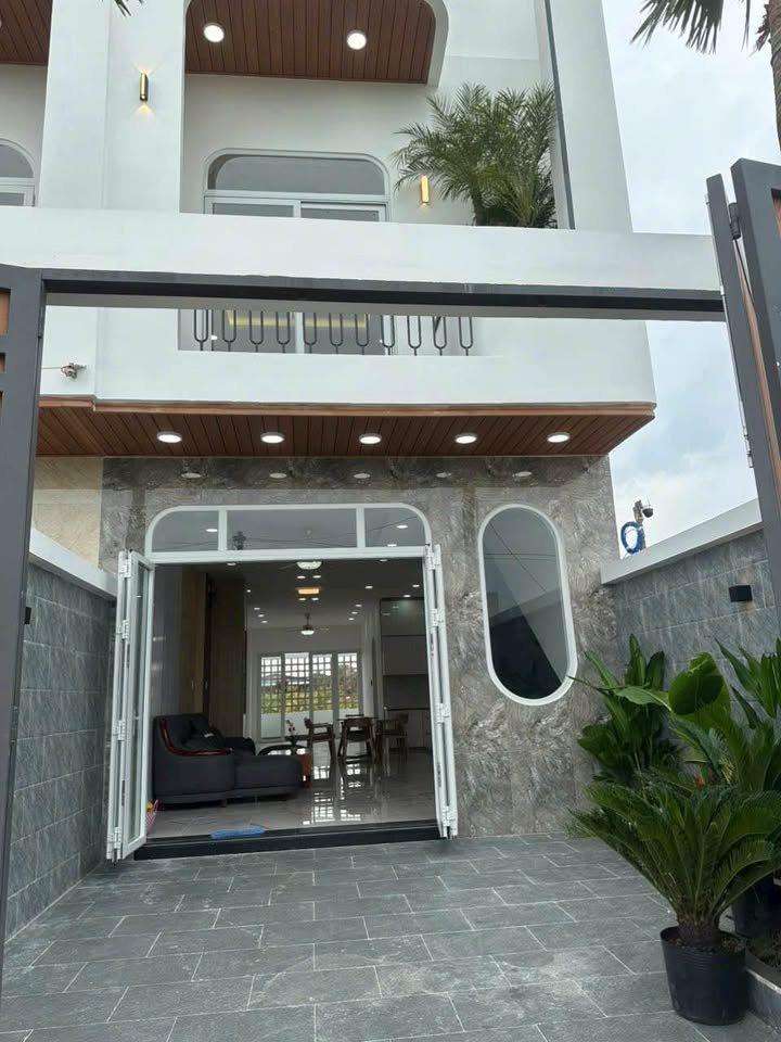 Nhà 1 trệt 1 lầu đường Nguyễn Hữu Trí Bình Chánh 100m² giá 1.2 tỷ - An ninh, gần chợ và trường học!