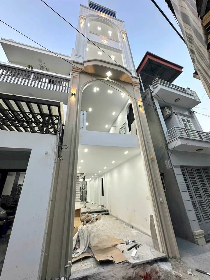 Nhà 5 tầng thang máy phố Hồ Sen, 57m² giá 7.4 tỷ - Vị trí đắc địa, sẵn sàng ở ngay!