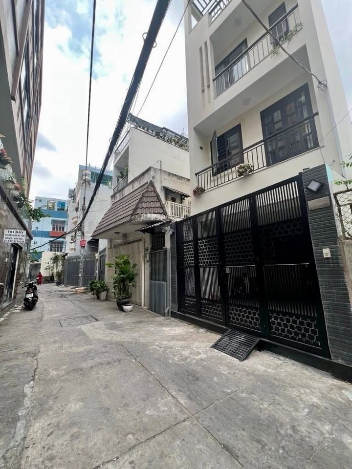 Nhà 2 tầng đường Huỳnh Văn Bánh, Phú Nhuận 85m² giá 11.79 tỷ - Hẻm xe hơi tiện lợi!