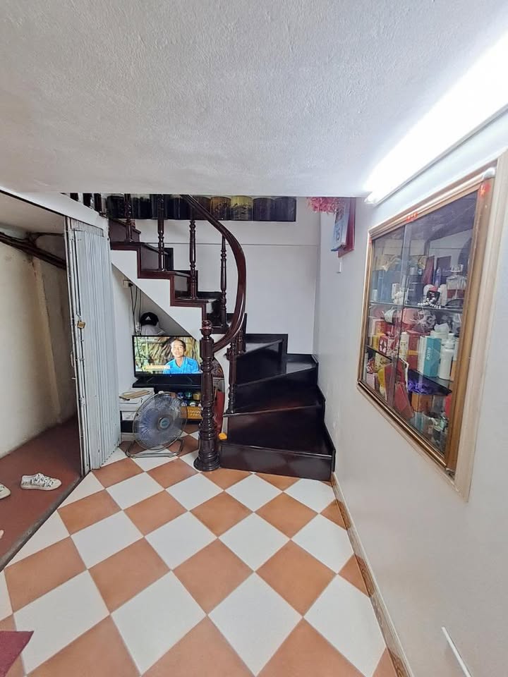 Nhà nhỏ phố Hàng Mã, Hoàn Kiếm 20m² giá 4 tỷ - Sổ đỏ chính chủ!