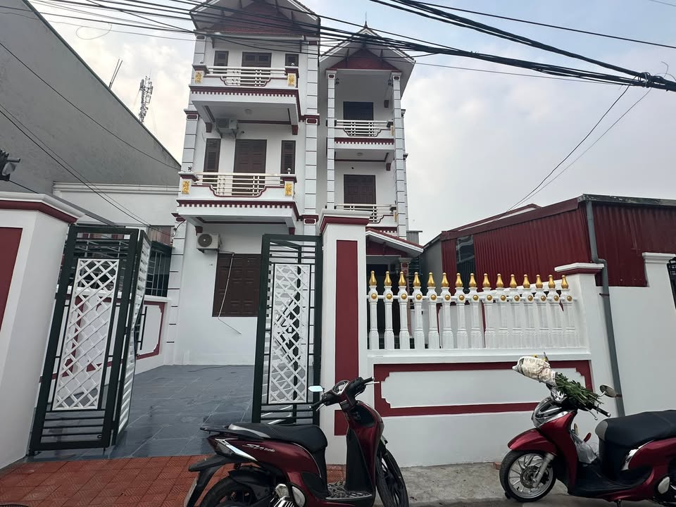 Nhà 3 tầng đường Nguyễn Văn Linh Hưng Yên 181,8m² giá 7,5 tỷ - Chính chủ, không gian rộng rãi!