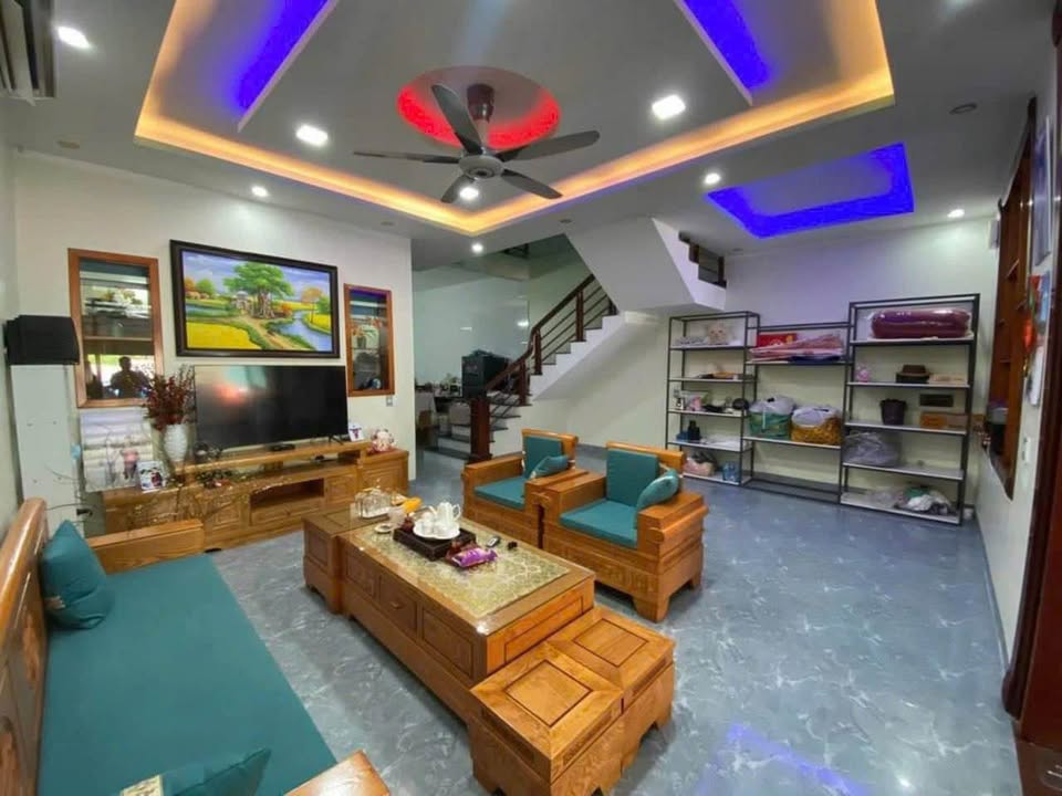 Nhà 2 tầng Tuyên Quang 196m² giá 3 tỷ - Ô tô đỗ tận sân, tiện ích xung quanh đầy đủ!
