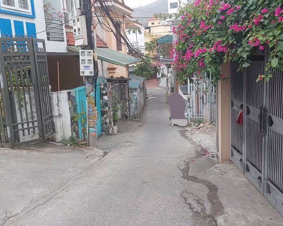 Nhà mái bằng Bãi Cháy 93m² giá 2 tỷ - Sân vườn gần trung tâm