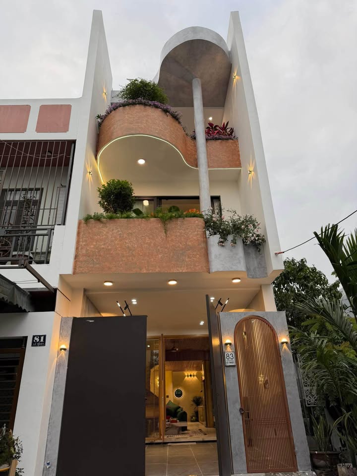 Nhà đẹp 3 tầng tại Quận Liên Chiểu, Đà Nẵng - Giá 8.95 tỷ - Nội thất cao cấp!