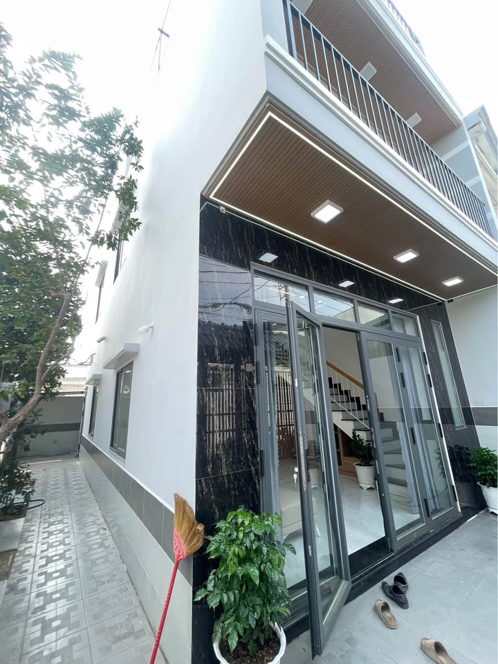 Nhà riêng Hóc Môn 105m² giá 5 tỷ - Sổ hồng chính chủ bán gấp!