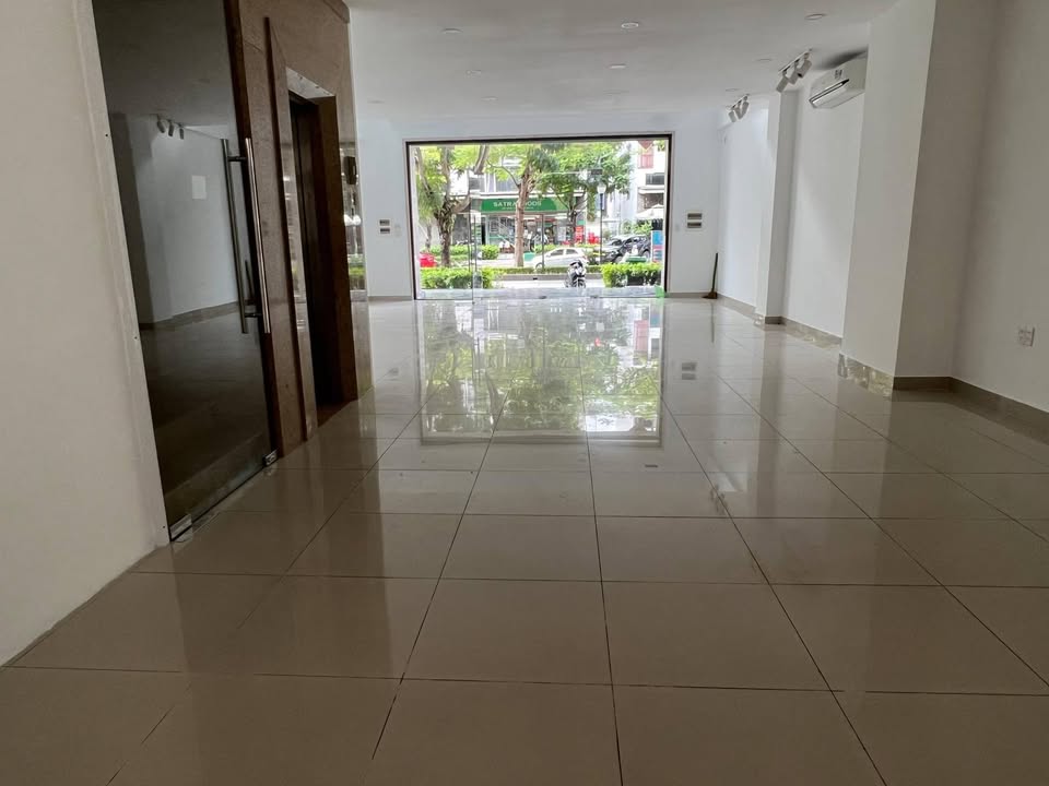 Cho thuê shophouse mặt tiền Nguyễn Thị Nhung, Thủ Đức 140m² - Vị trí kinh doanh sầm uất!