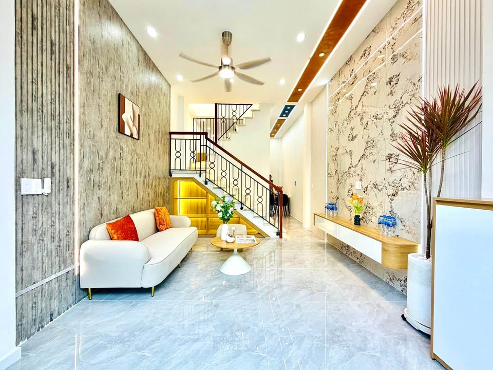 Nhà 2 tầng Gò Vấp 34m² giá 4.98 tỷ - Nội thất cực đẹp, sẵn sàng vào ở!