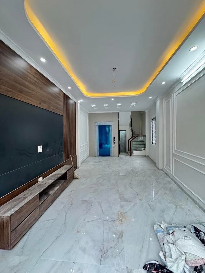 Nhà phố Lĩnh Nam Hoàng Mai 40m² giá 9 tỷ - Nhà 6 tầng thang máy mới xây!