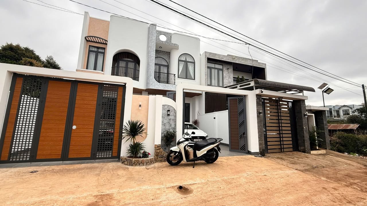 Nhà đẹp tại Thôn 3, Xã Cư ÊBur, 135m² giá 3.79 tỷ - Hướng Tây, sẵn sàng vào ở!