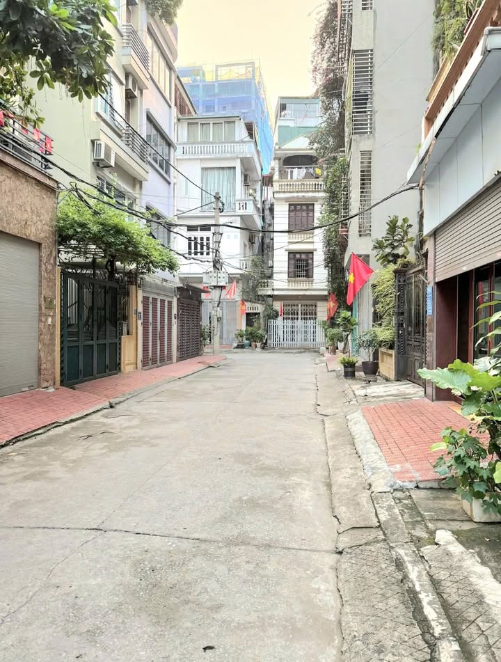 FrontHouse Hoàng Quốc Việt 80m² giá 30 tỷ - Sổ đỏ vuông vắn, ô tô tránh thoải mái!