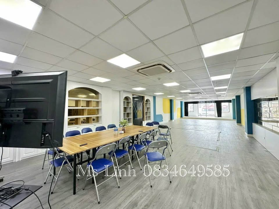 Văn phòng cho thuê tại Nguyễn Xiển, Thanh Xuân 150m² - Setup sẵn nội thất, tiện nghi đầy đủ!