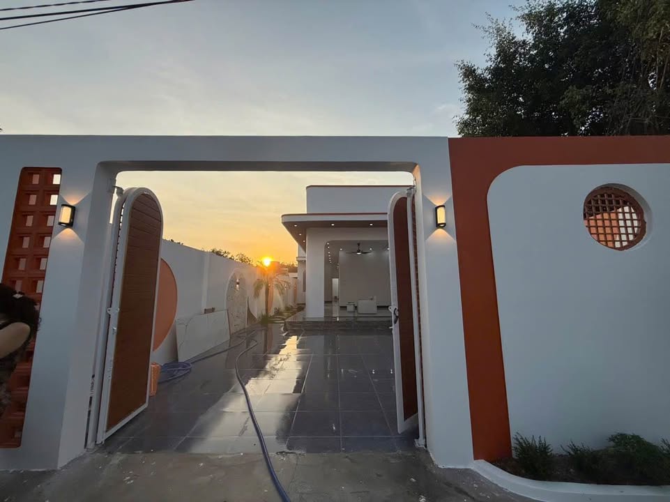 Nhà phố đẹp Phường Long Hoa, 193m² giá 1.95 tỷ - Sân vườn hiện đại, gần chợ!