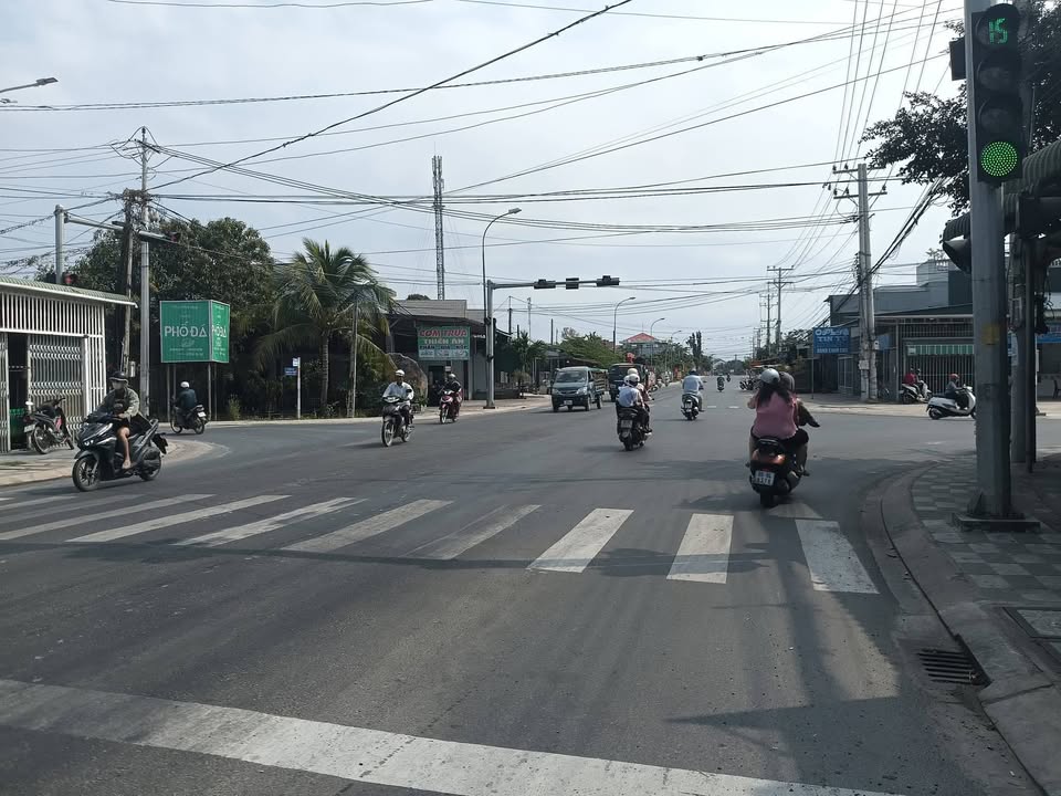 Nhà sân vườn La Gi 390m² giá 3.2 tỷ - Phong thủy tốt, tiện ích đầy đủ!