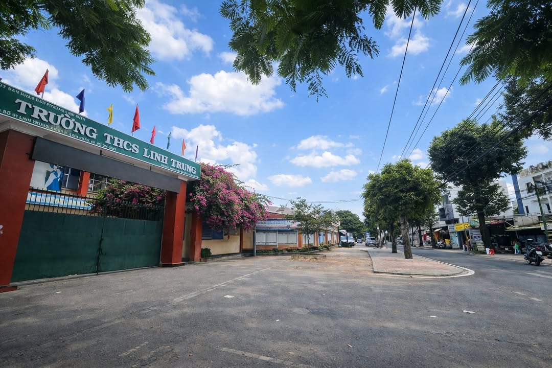 Nhà bán Linh Trung Thủ Đức 51m² giá 4.9 tỷ - Gần Metro, ô tô vào tận nhà!