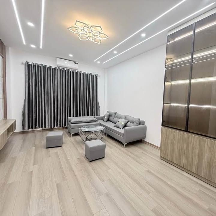 Nhà 5 tầng tại Xuân La 35m² giá 9 tỷ - Thiết kế hợp lý, Sẵn sàng ở ngay!